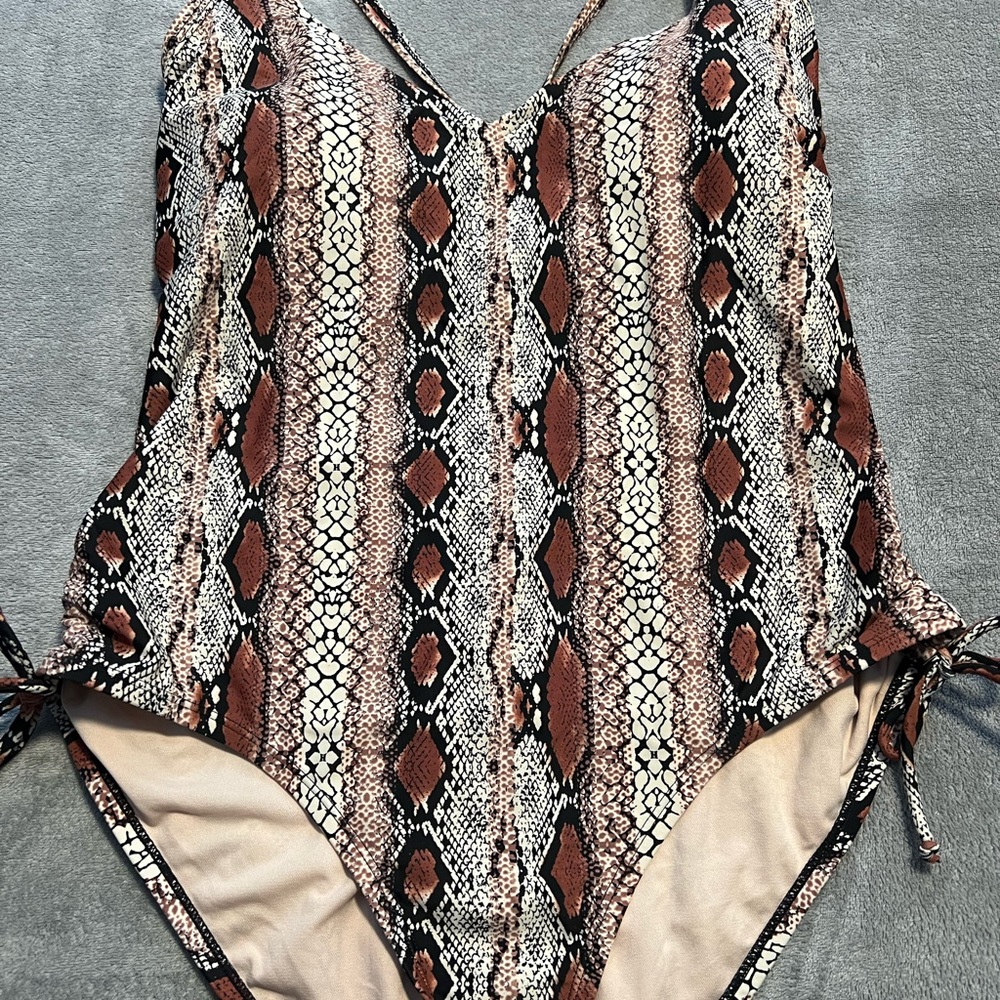 One piece swim suit